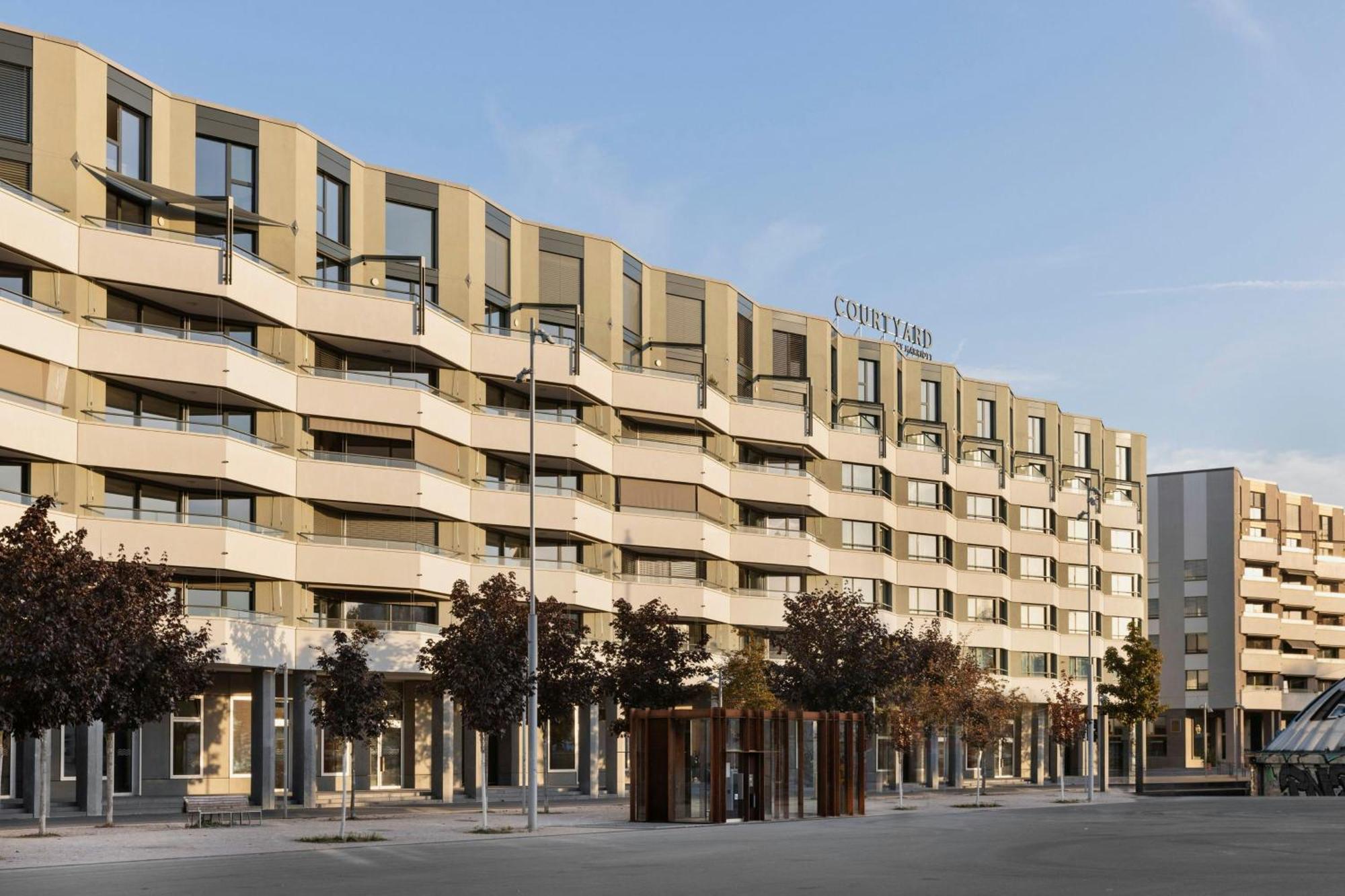 Courtyard By Marriott Biel Bienne Hotel Екстериор снимка
